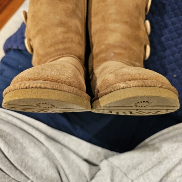 UGG Bailey 3 Button Shearling Boot - Picture 10 of 16